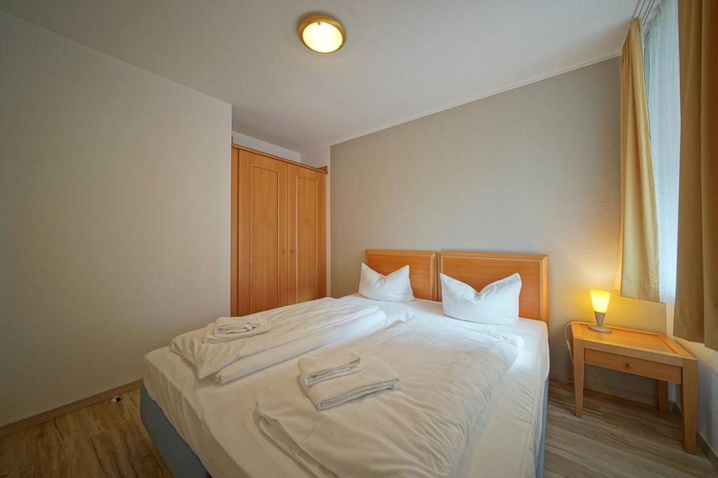 Hus Inselkieker Hus Inselkieker 220 Schillig - Schlafzimmer mit Doppelbett und Kleiderschrank