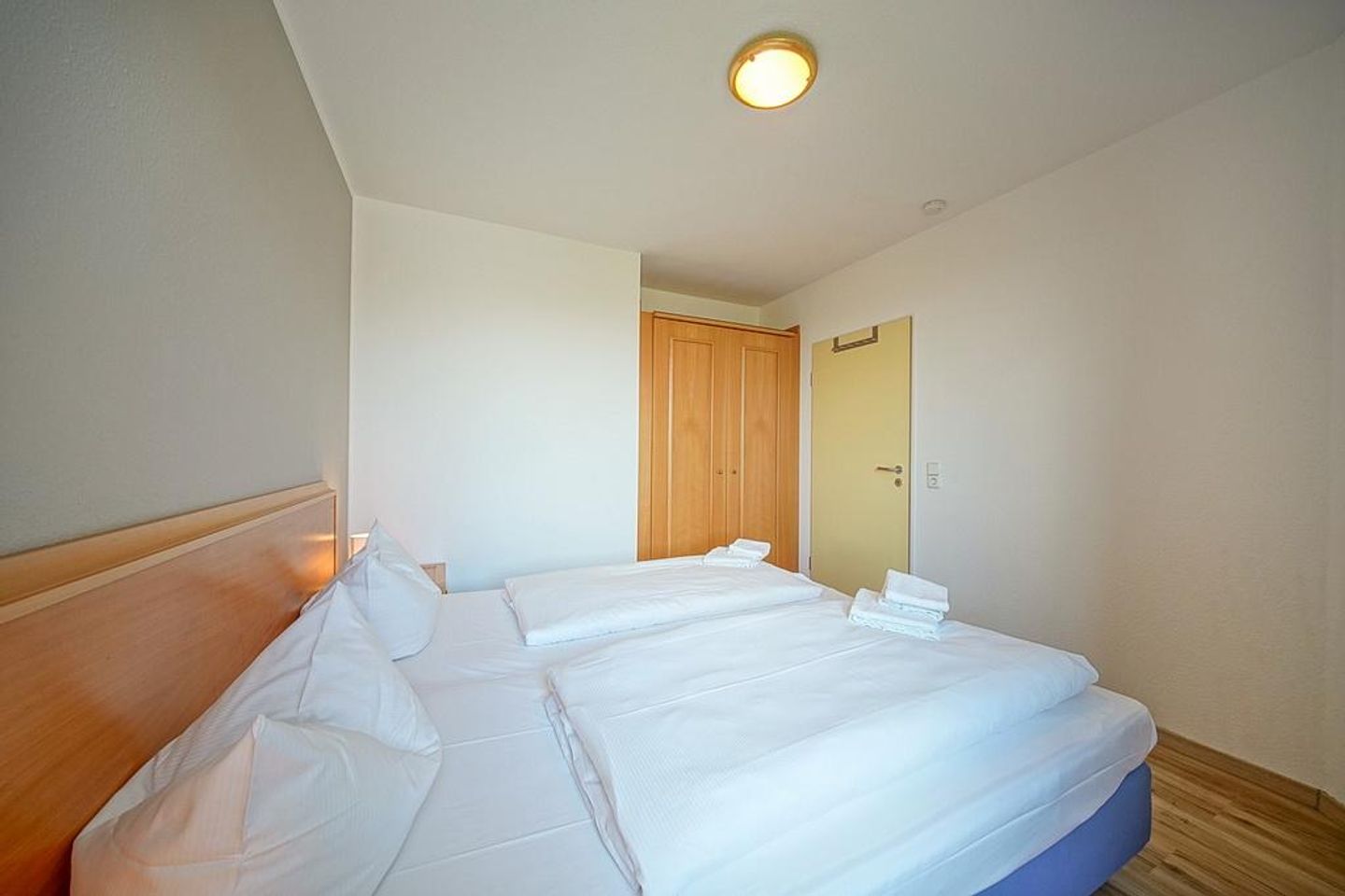 Hus Inselkieker Hus Inselkieker 220 Schillig - Schlafzimmer mit Doppelbett und Kleiderschrank