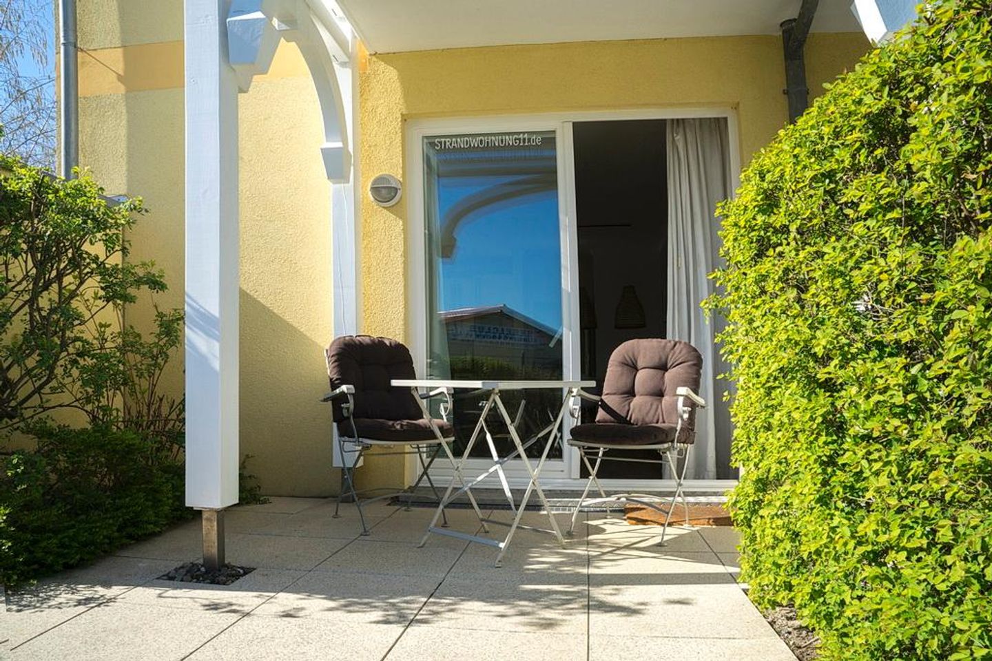 Apartment-Residenz Ostseestrand Apartment-Residenz Ostseestrand 11 Kühlungsborn - Terrasse mit Gartenmöbeln und Grünfläche