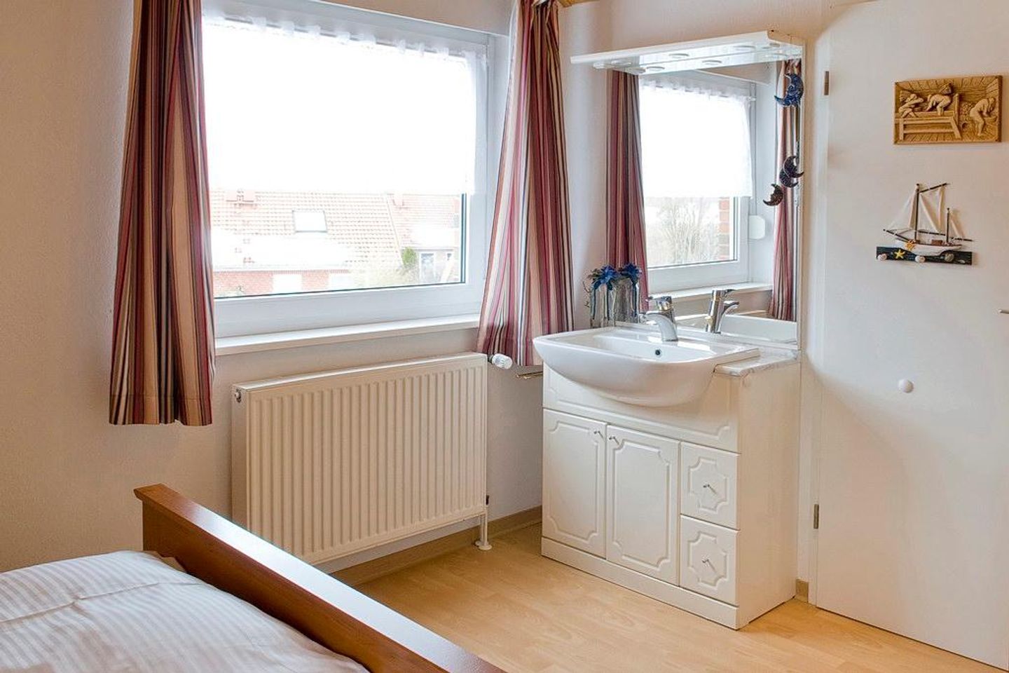 Urlauberdorf Urlauberdorf 45d Boltenhagen - Schlafzimmer mit Waschtisch