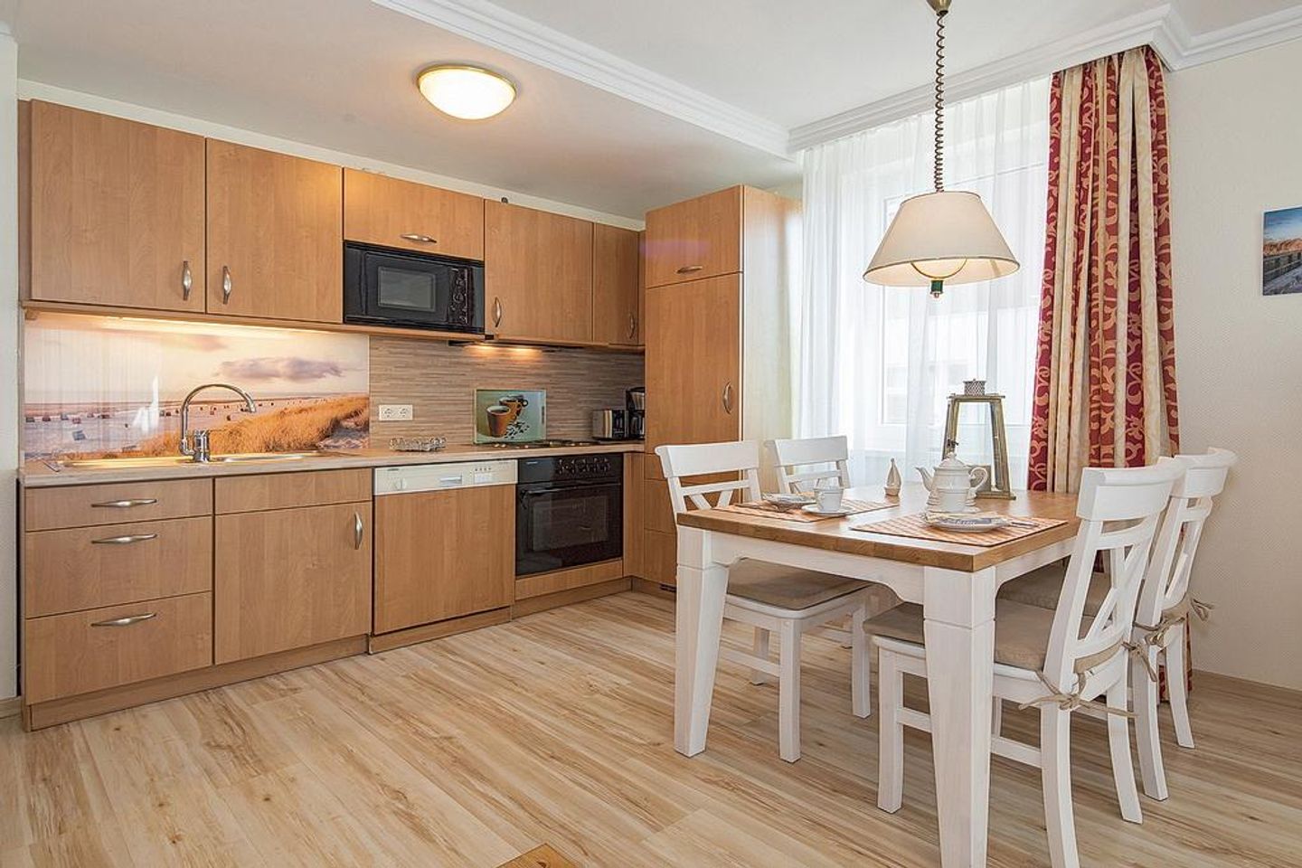 Seehof Seehof 124 Usedom - Küchenzeile mit Esstisch und Sitzgelegenheit