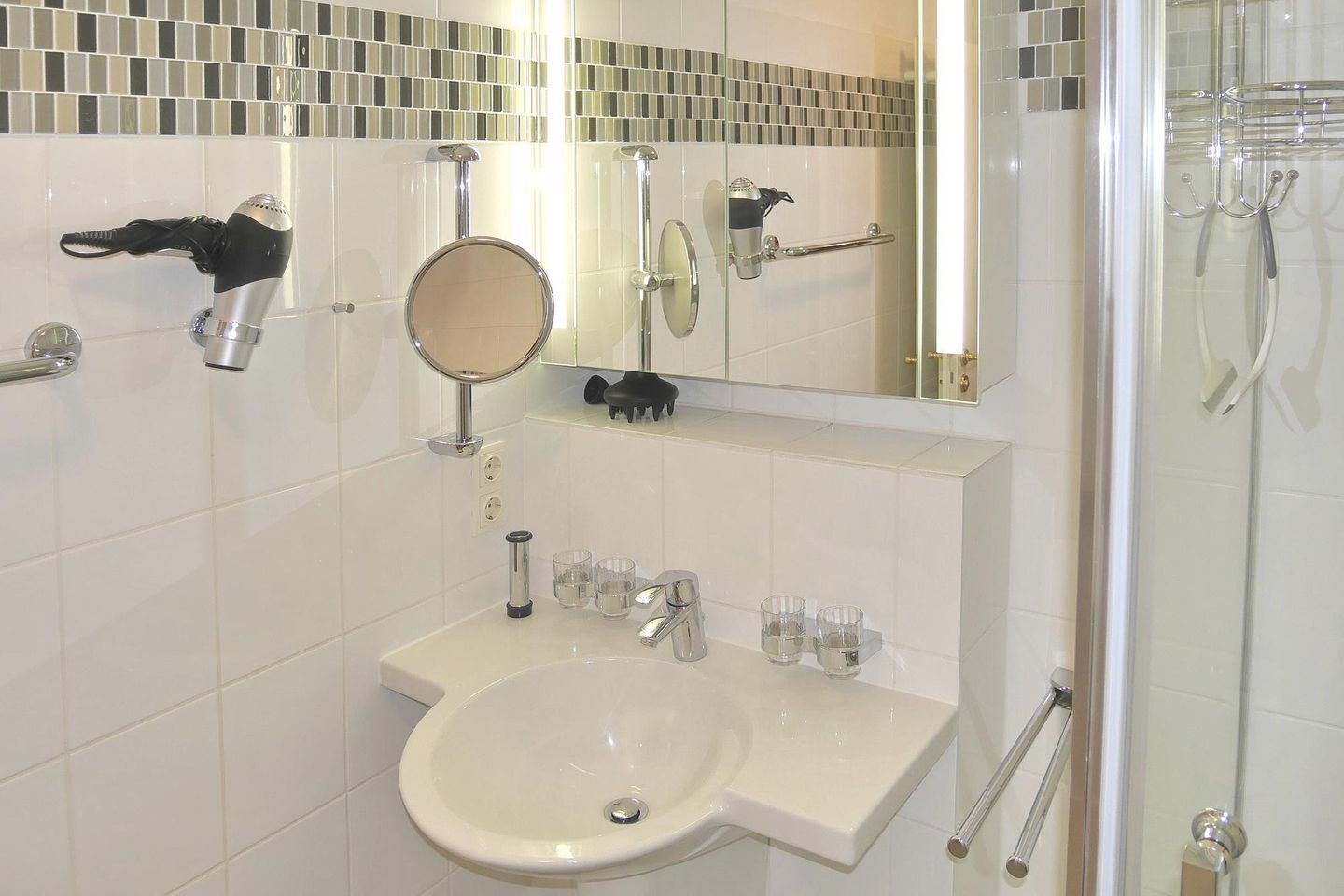 Seehof Seehof 111 Usedom - Badezimmer mit Waschbecken, Spiegel und WC