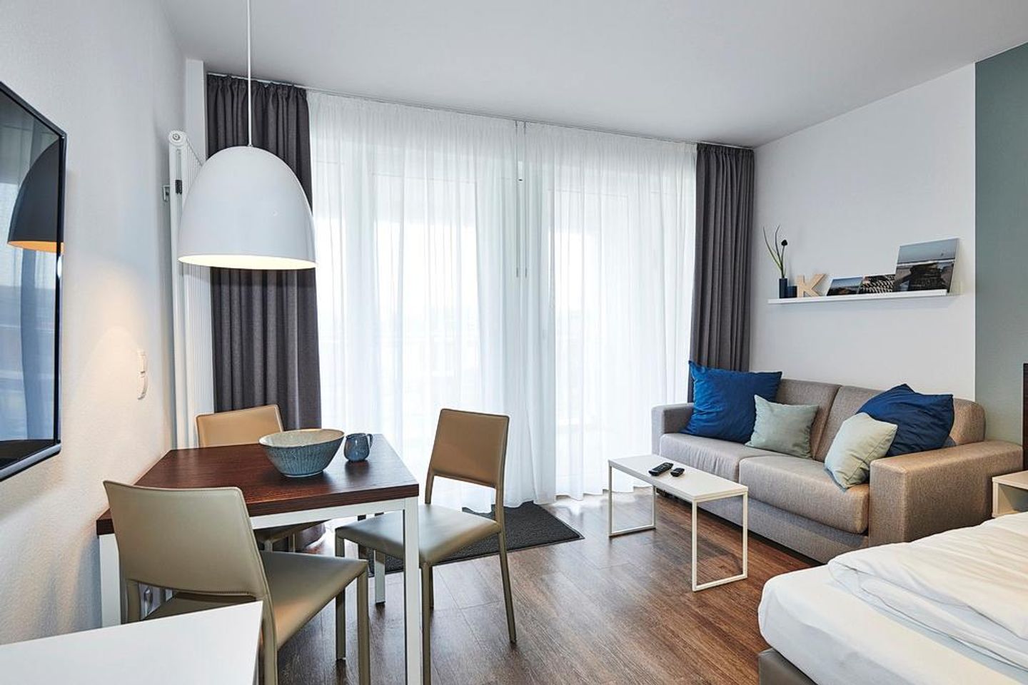 Deichhäuser Anna Küste Deichhäuser Anna Küste 3-22 Bensersiel - Wohn-Essbereich mit Couch und Esstisch