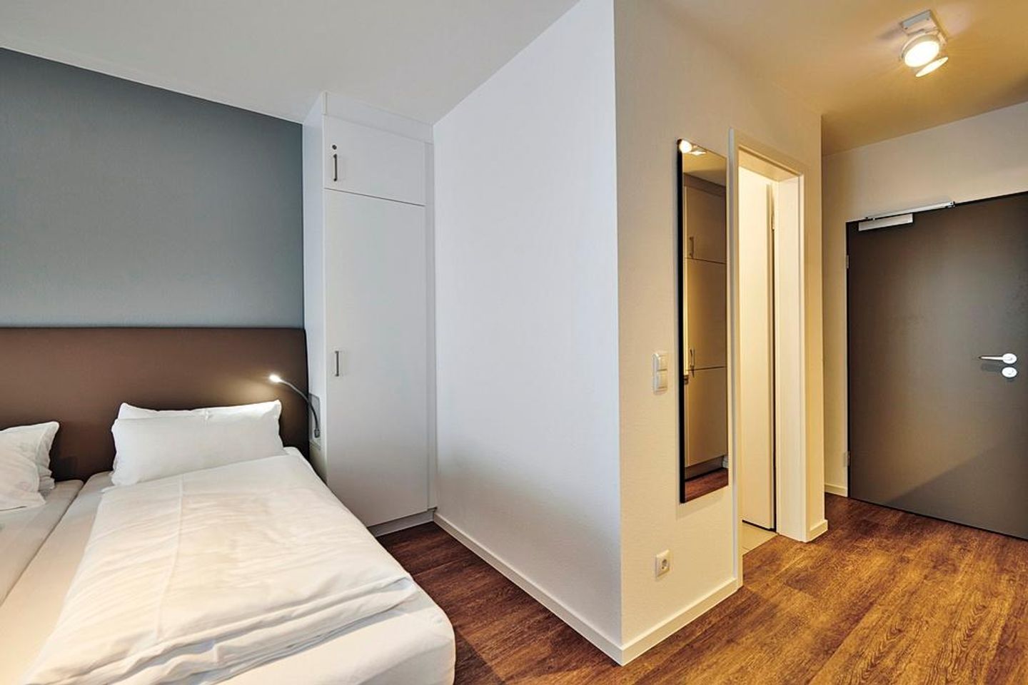 Deichhäuser Anna Küste Deichhäuser Anna Küste 3-22 Bensersiel - Schlafbereich mit Kleiderschrank