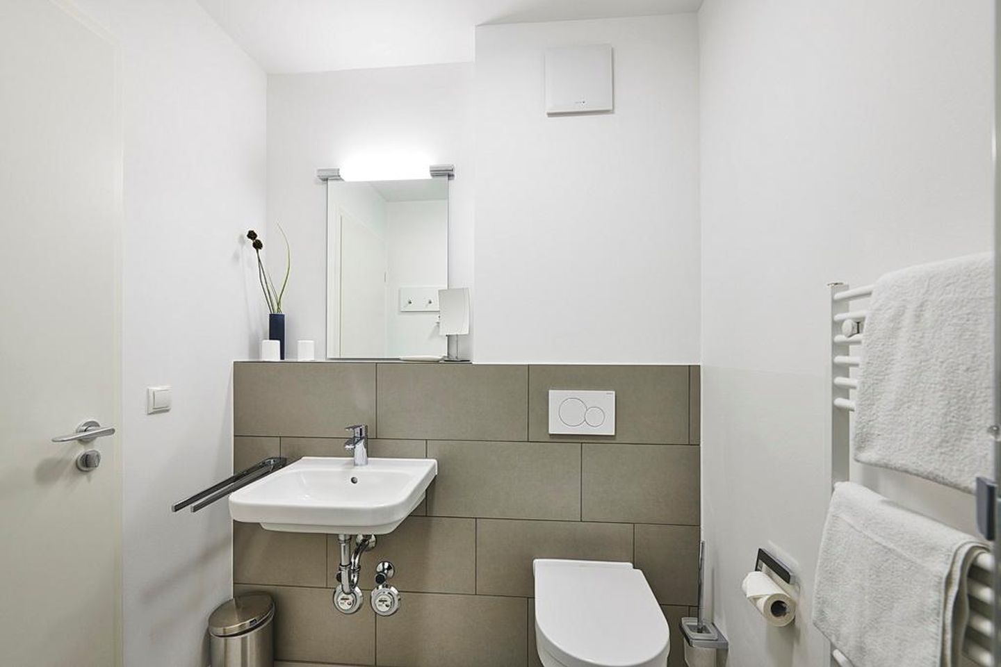 Deichhäuser Anna Küste Deichhäuser Anna Küste 3-22 Bensersiel - Badezimmer mit Waschtisch, Spiegel und WC