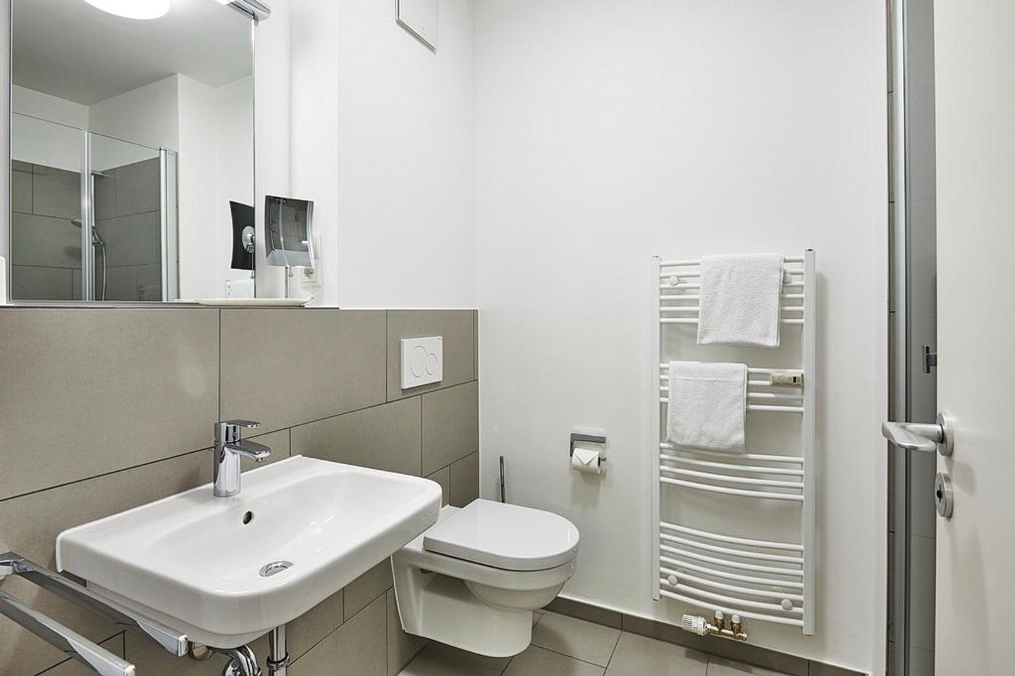 Deichhäuser Anna Küste Deichhäuser Anna Küste 3-22 Bensersiel - Badezimmer mit Waschbecken, Spiegel und WC