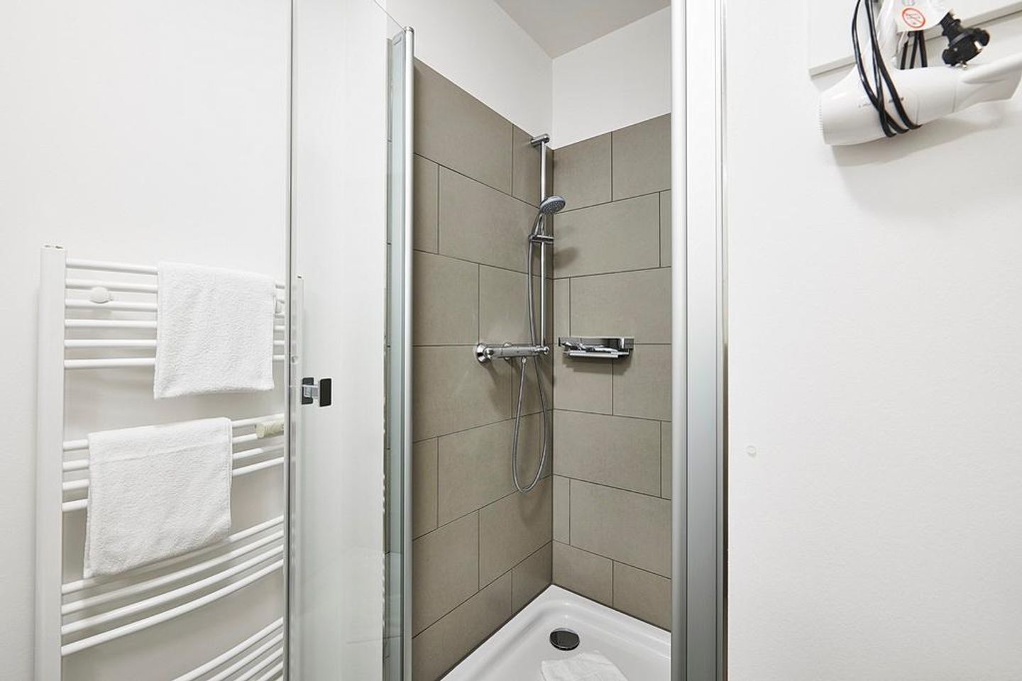 Deichhäuser Anna Küste Deichhäuser Anna Küste 3-22 Bensersiel - Badezimmer mit Dusche