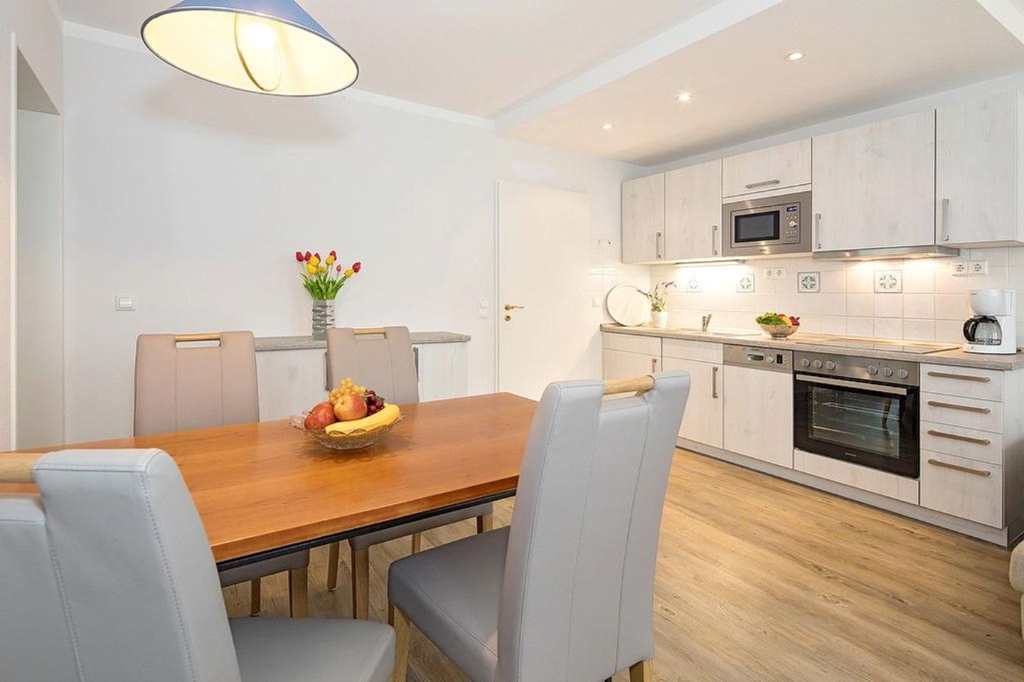 Strand-Park Strand-Park 103 Usedom - Küchenzeile mit Esstisch und Sitzgelegenheit