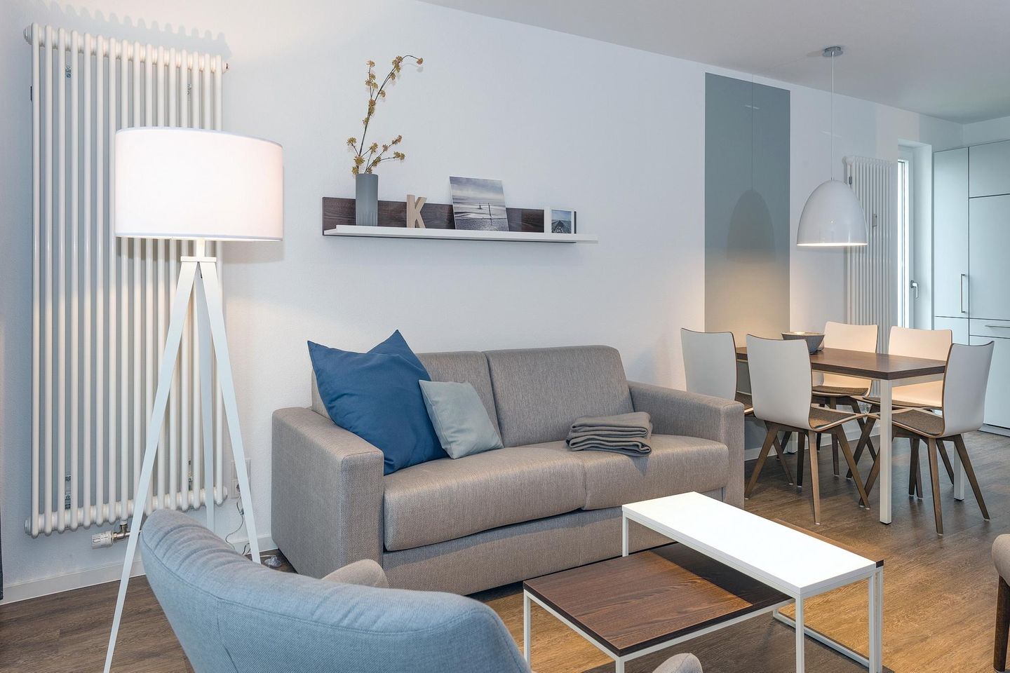 Deichhäuser Anna Küste Deichhäuser Anna Küste 6-10 Bensersiel - Wohn-Essbereich mit Couch und Esstisch