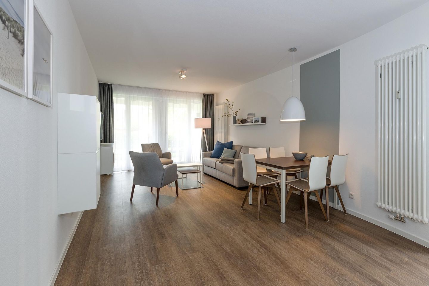 Deichhäuser Anna Küste Deichhäuser Anna Küste 6-10 Bensersiel - Wohn-Essbereich mit Couch, Esstisch und Sitzgelegenheit