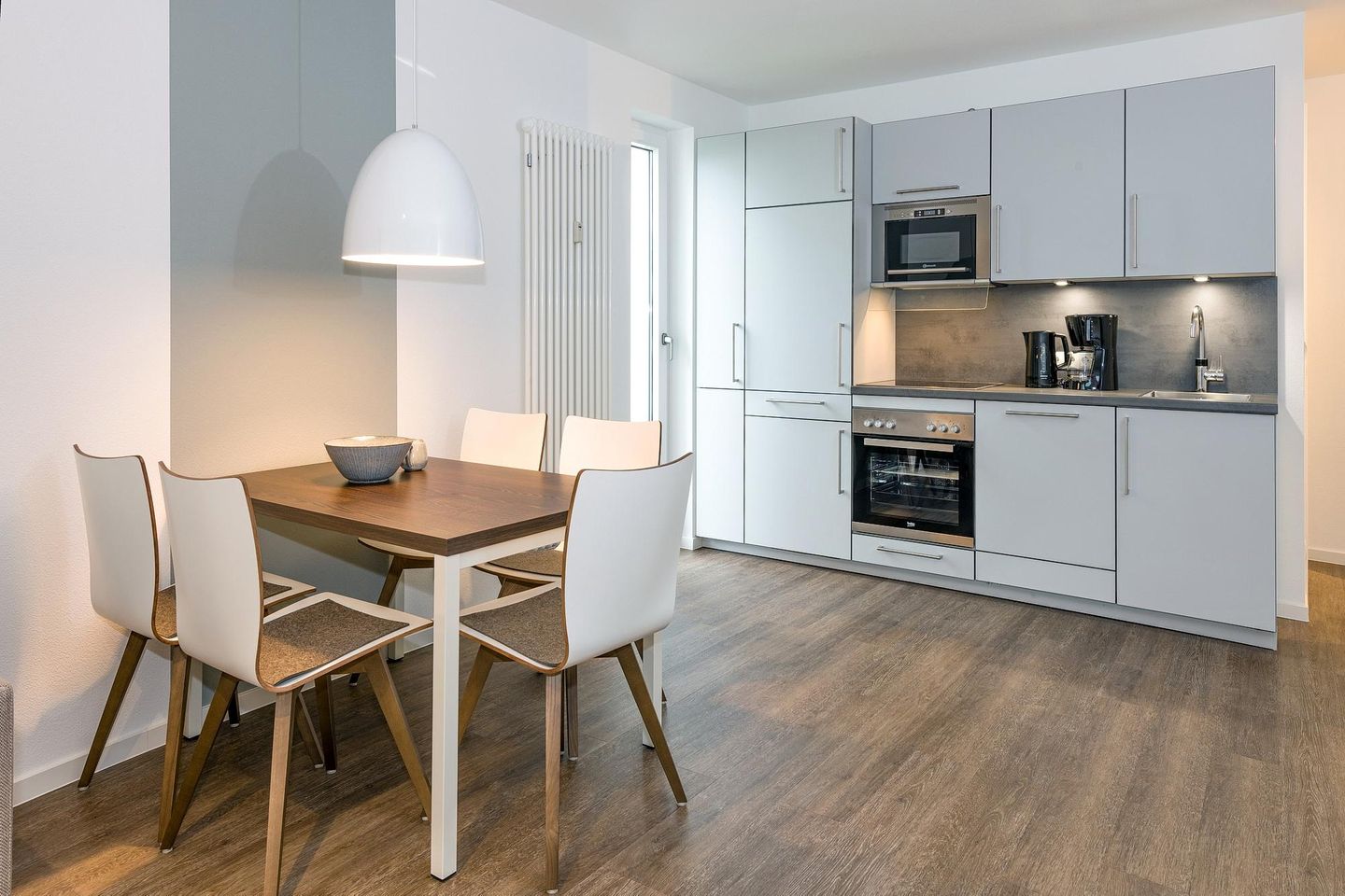 Deichhäuser Anna Küste Deichhäuser Anna Küste 6-10 Bensersiel - Küchenzeile mit Esstisch und Sitzgelegenheit