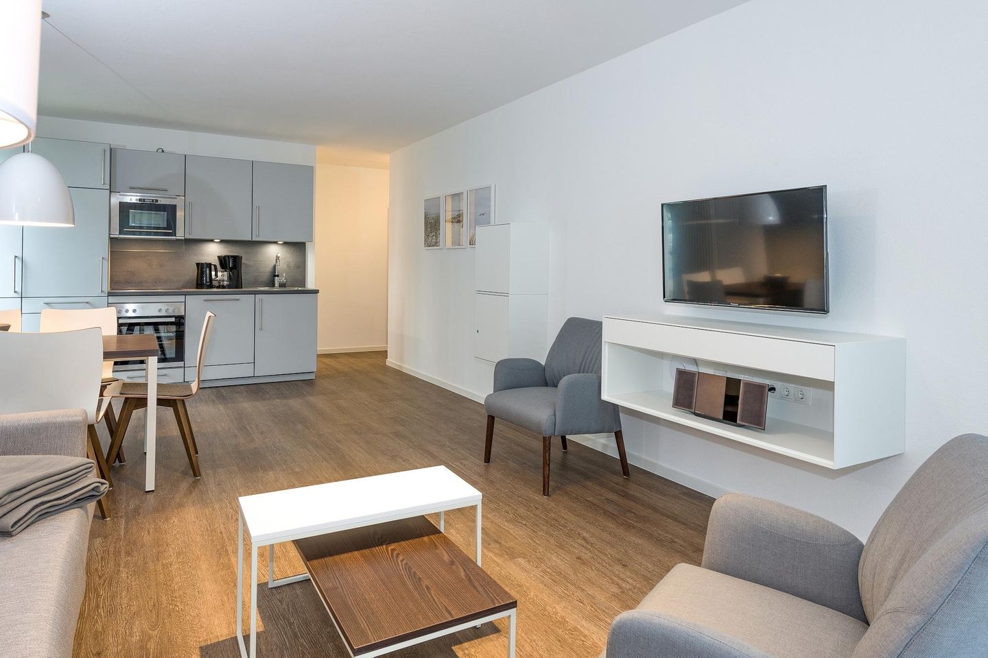 Deichhäuser Anna Küste Deichhäuser Anna Küste 6-10 Bensersiel - Wohn-Essbereich mit Sitzgelegenheit und Flatscreen TV