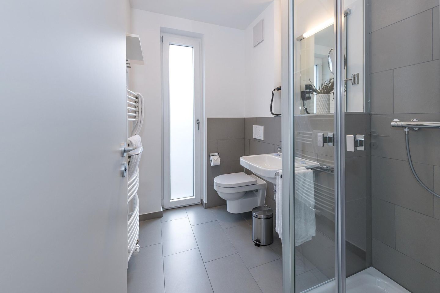 Deichhäuser Anna Küste Deichhäuser Anna Küste 6-10 Bensersiel - Badezimmer mit Dusche, Waschtisch, WC und Spiegel