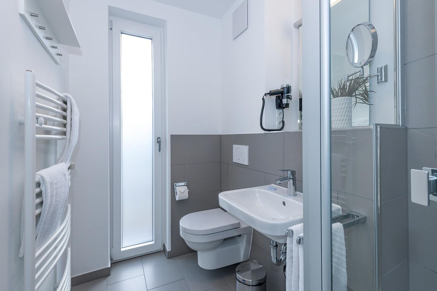 Deichhäuser Anna Küste Deichhäuser Anna Küste 6-10 Bensersiel - Badezimmer mit Dusche, Waschtisch, WC und Spiegel