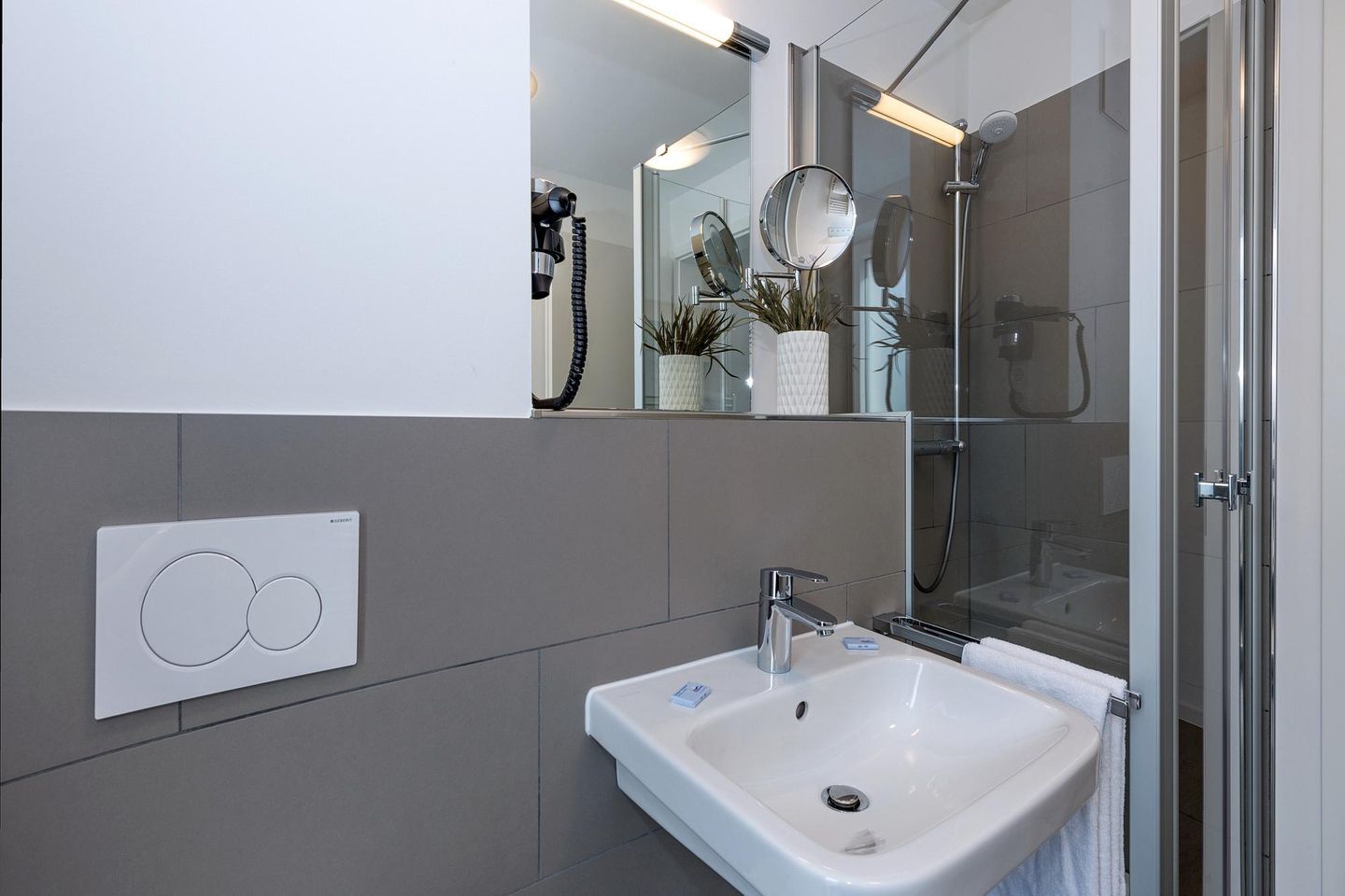 Deichhäuser Anna Küste Deichhäuser Anna Küste 6-10 Bensersiel - Badezimmer mit Dusche, Waschtisch, WC und Spiegel