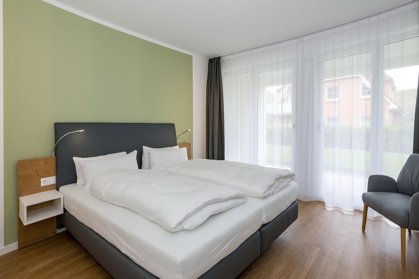 Deichhäuser Anna Küste Deichhäuser Anna Küste 6-11 Bensersiel - Schlafzimmer mit Doppelbett und Zugang zur Terrasse