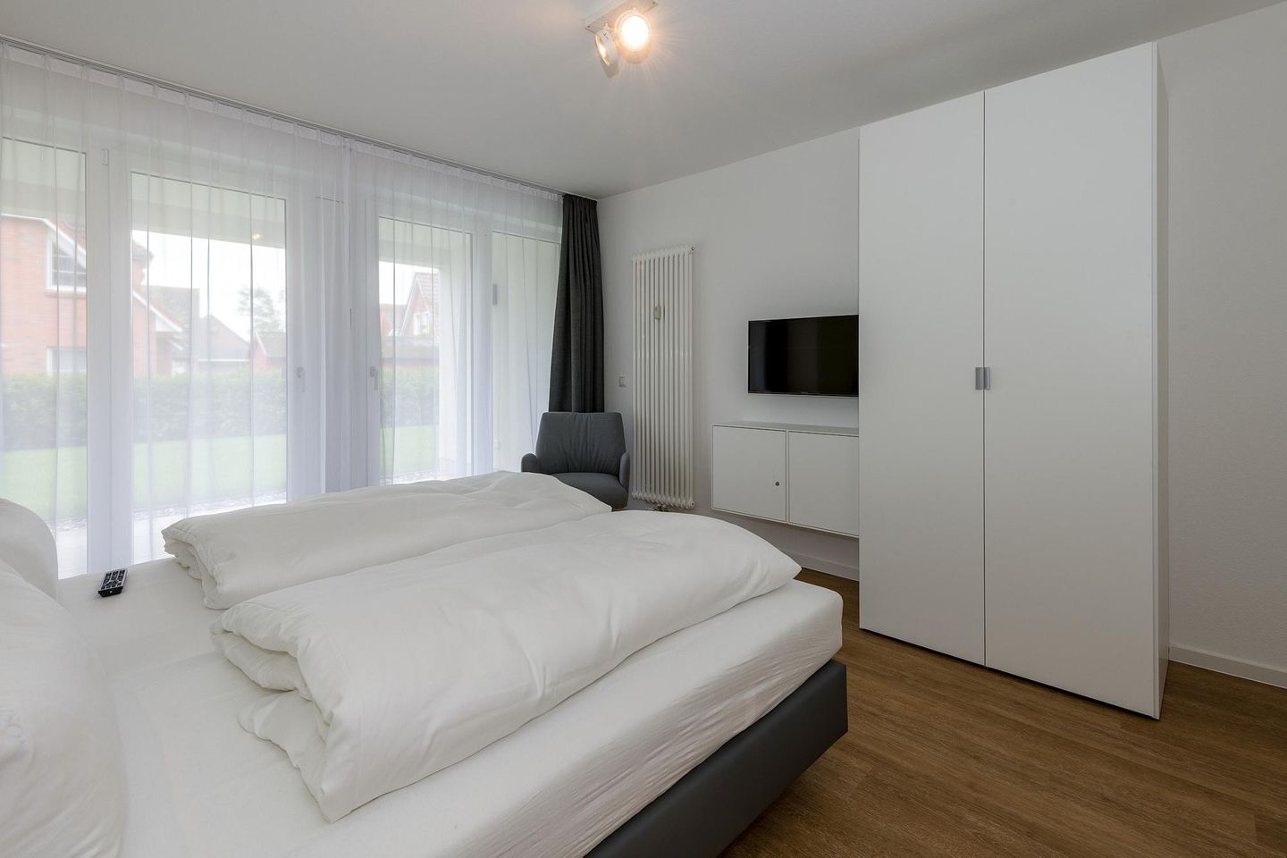 Deichhäuser Anna Küste Deichhäuser Anna Küste 6-11 Bensersiel - Schlafzimmer mit Doppelbett, Kleiderschrank und Flatscreen TV