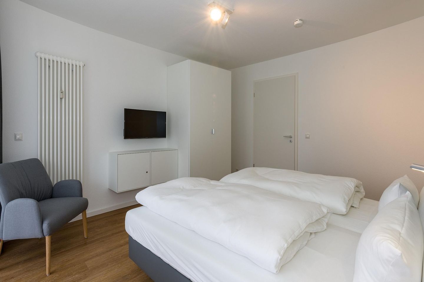 Deichhäuser Anna Küste Deichhäuser Anna Küste 6-11 Bensersiel - Schlafzimmer mit Doppelbett, Kleiderschrank und Flatscreen-TV