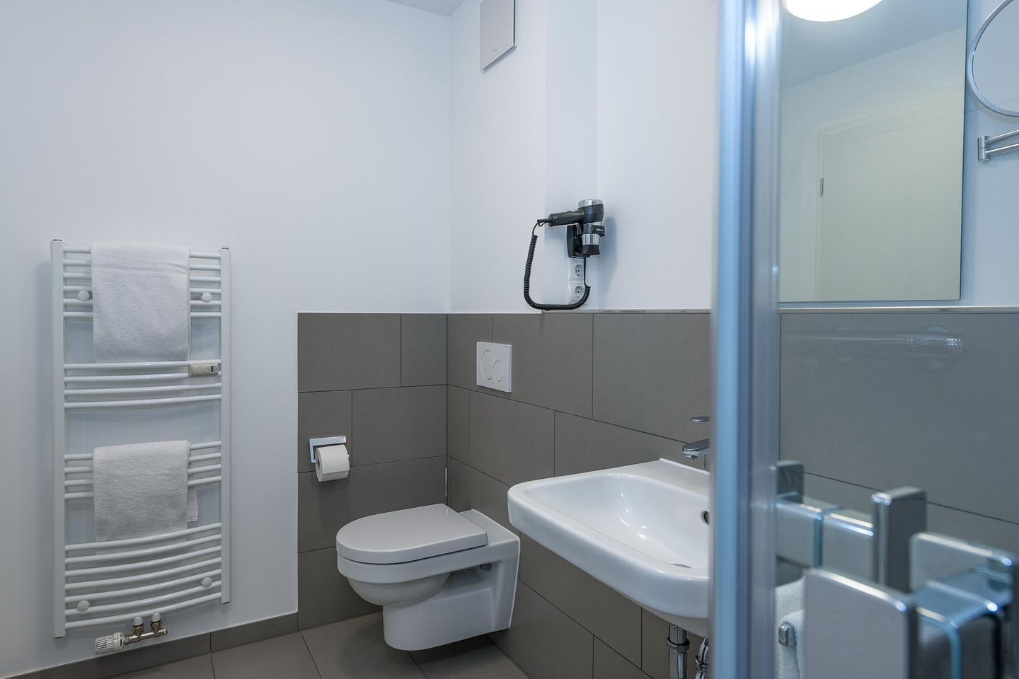 Deichhäuser Anna Küste Deichhäuser Anna Küste 6-11 Bensersiel - Badezimmer mit Dusche, Waschtisch, WC, Spiegel und Handtuchwärmer