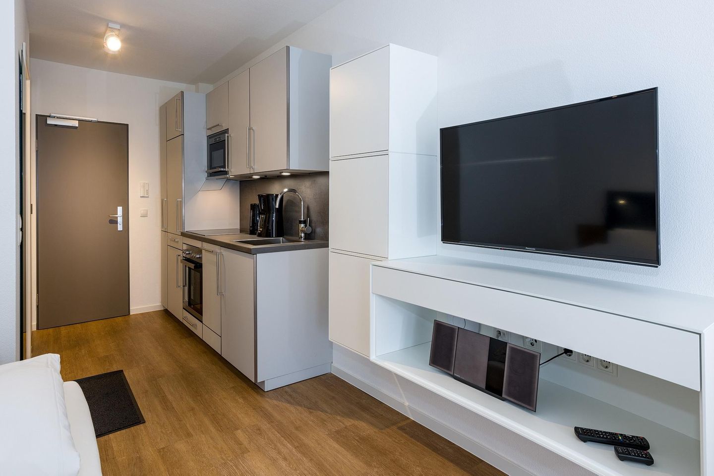 Deichhäuser Anna Küste Deichhäuser Anna Küste 6-12 Bensersiel - Wohn-Schlaf-Essbereich mit Flatscreen-TV und Küchenzeile