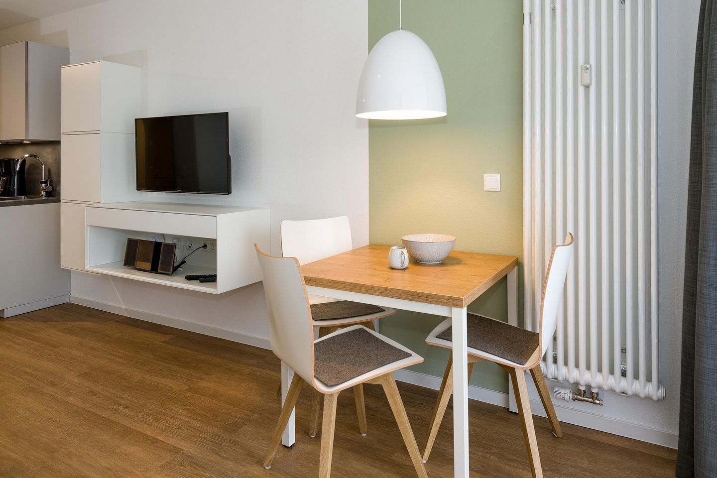 Deichhäuser Anna Küste Deichhäuser Anna Küste 6-12 Bensersiel - Wohn-Essbereich mit Esstisch