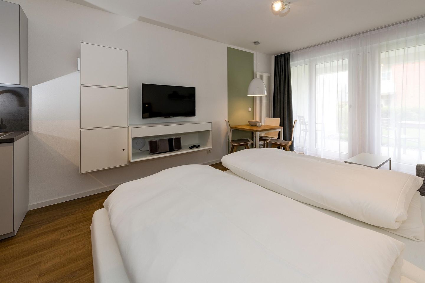 Deichhäuser Anna Küste Deichhäuser Anna Küste 6-12 Bensersiel - Wohn-Schlafbereich mit Doppelbett