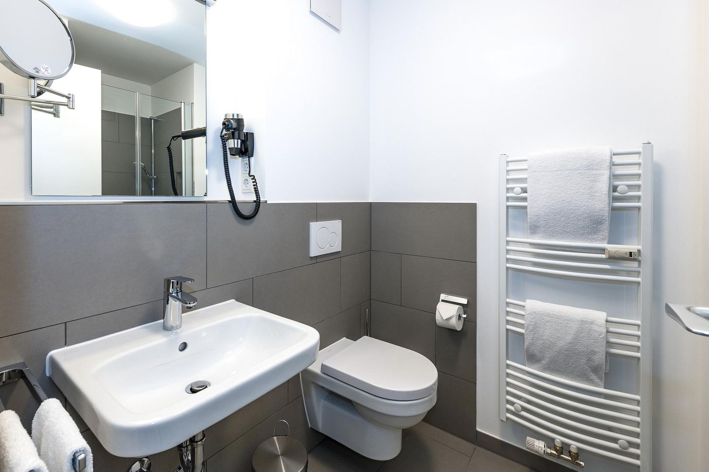 Deichhäuser Anna Küste Deichhäuser Anna Küste 6-12 Bensersiel - Badezimmer mit Waschtisch, Dusche, WC,und Spiegel