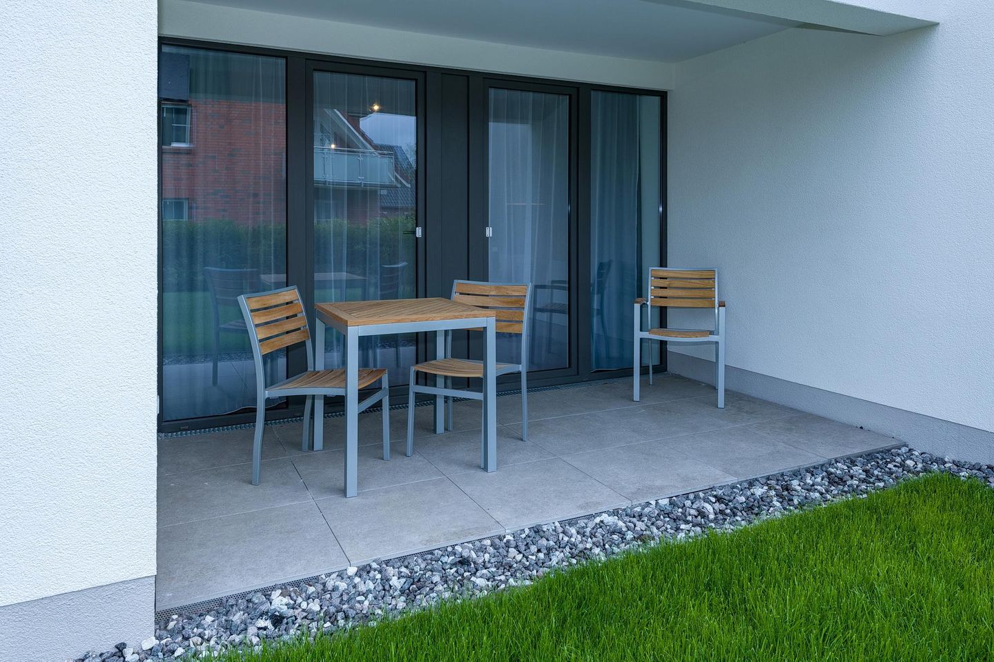 Deichhäuser Anna Küste Deichhäuser Anna Küste 6-12 Bensersiel - Überdachte Terrasse mit Sitzgelegenheit