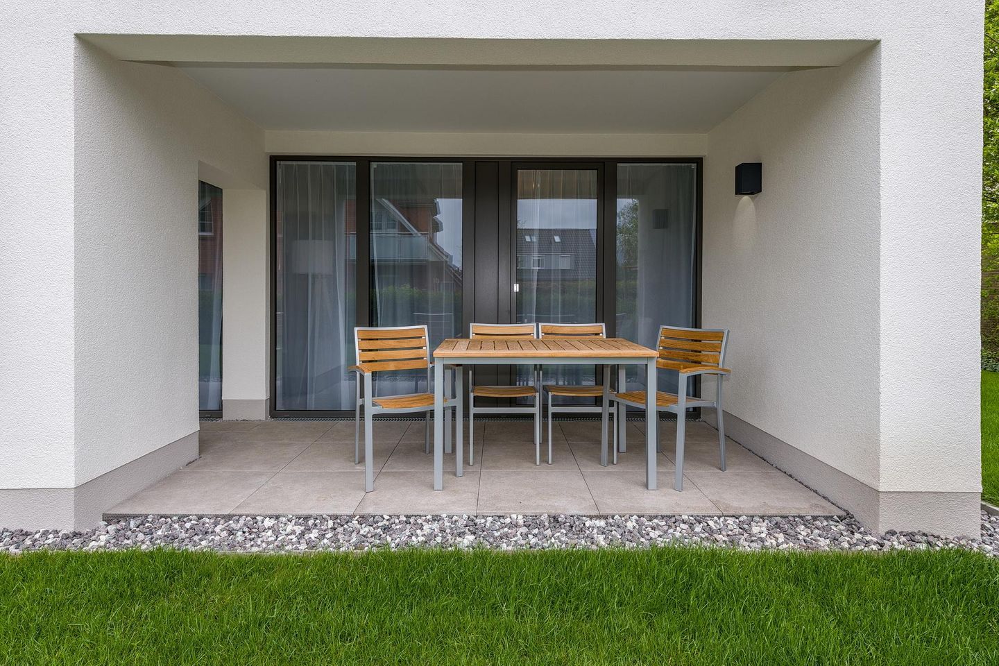 Deichhäuser Anna Küste Deichhäuser Anna Küste 6-13 Bensersiel - Überdachte Terrasse mit Sitzgelegenheit