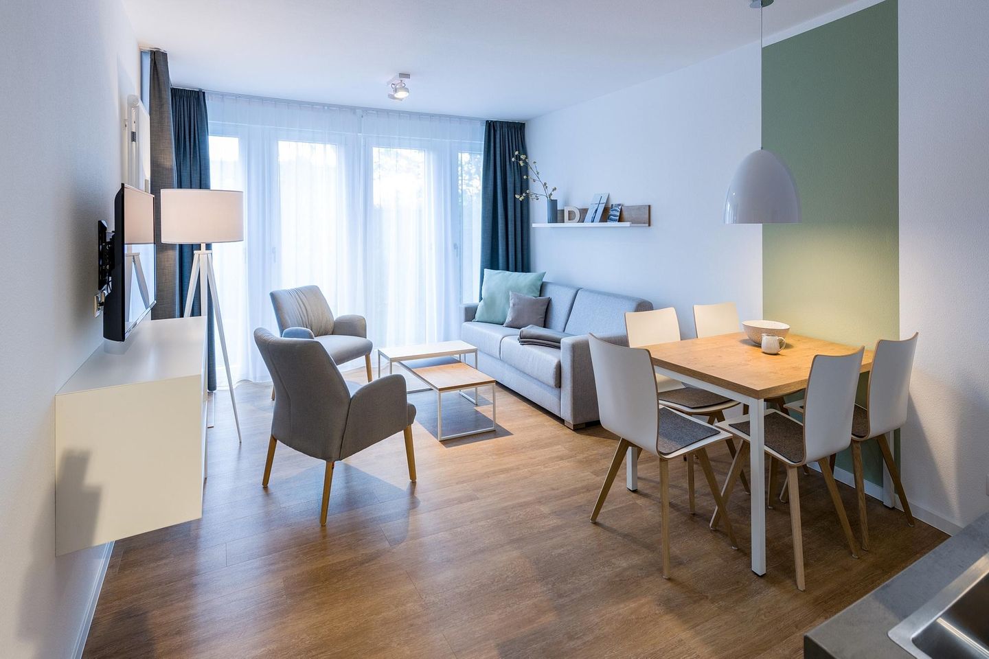 Deichhäuser Anna Küste Deichhäuser Anna Küste 6-14 Bensersiel - Wohn-Essbereich mit Couch, Esstisch und Sitzgelegenheit