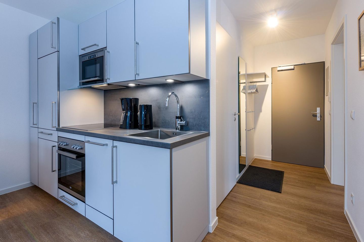 Deichhäuser Anna Küste Deichhäuser Anna Küste 6-14 Bensersiel - Küchenzeile mit Blick zum Flur