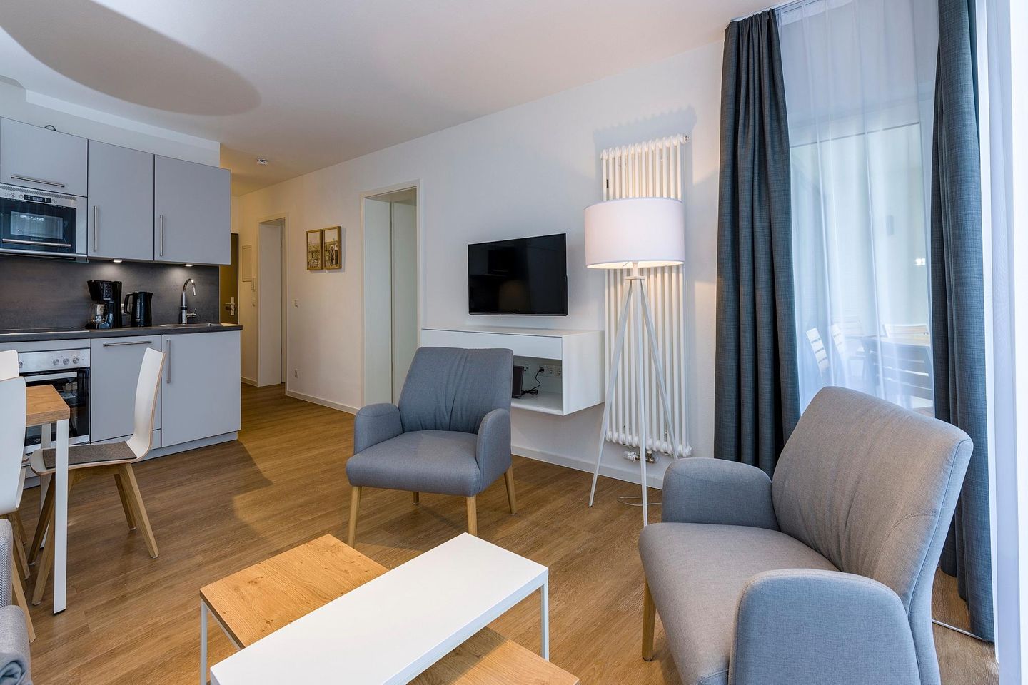 Deichhäuser Anna Küste Deichhäuser Anna Küste 6-14 Bensersiel - Wohn-Essbereich mit Flatscreen-TV