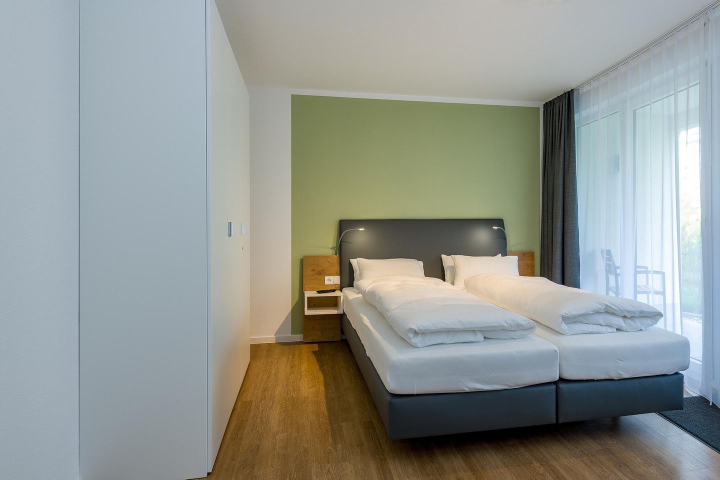 Deichhäuser Anna Küste Deichhäuser Anna Küste 6-14 Bensersiel - Schlafzimmer mit Doppelbett und Zugang zur Terrasse