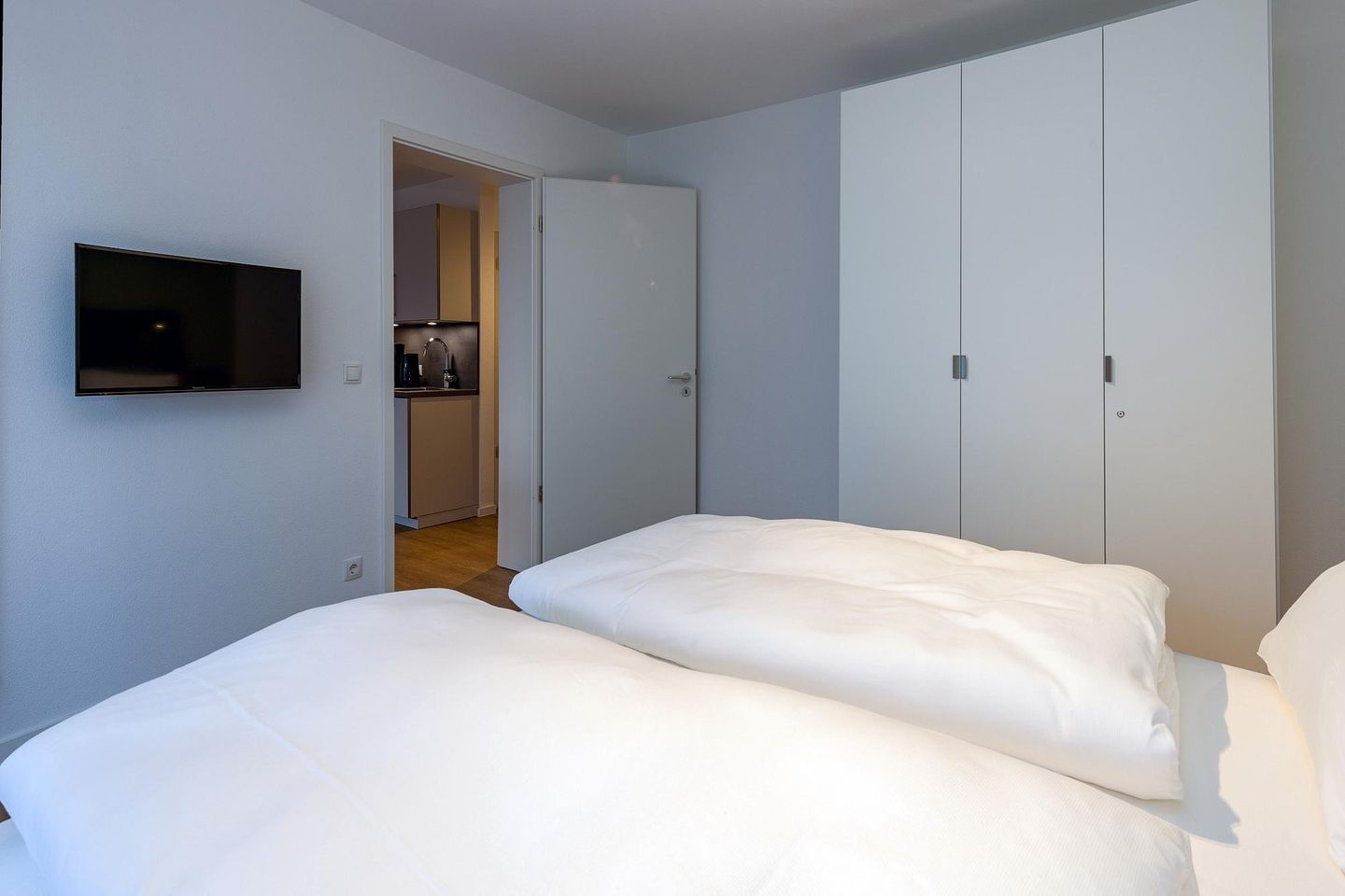 Deichhäuser Anna Küste Deichhäuser Anna Küste 6-14 Bensersiel - Schlafzimmer mit Doppelbett, Kleiderschrank und Flatscreen TV