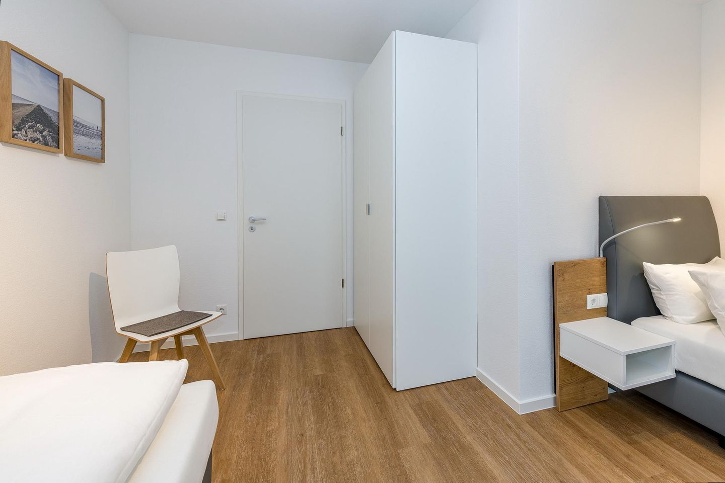 Deichhäuser Anna Küste Deichhäuser Anna Küste 6-14 Bensersiel - Schlafzimmer mit zwei Einzelbetten und Kleiderschrank