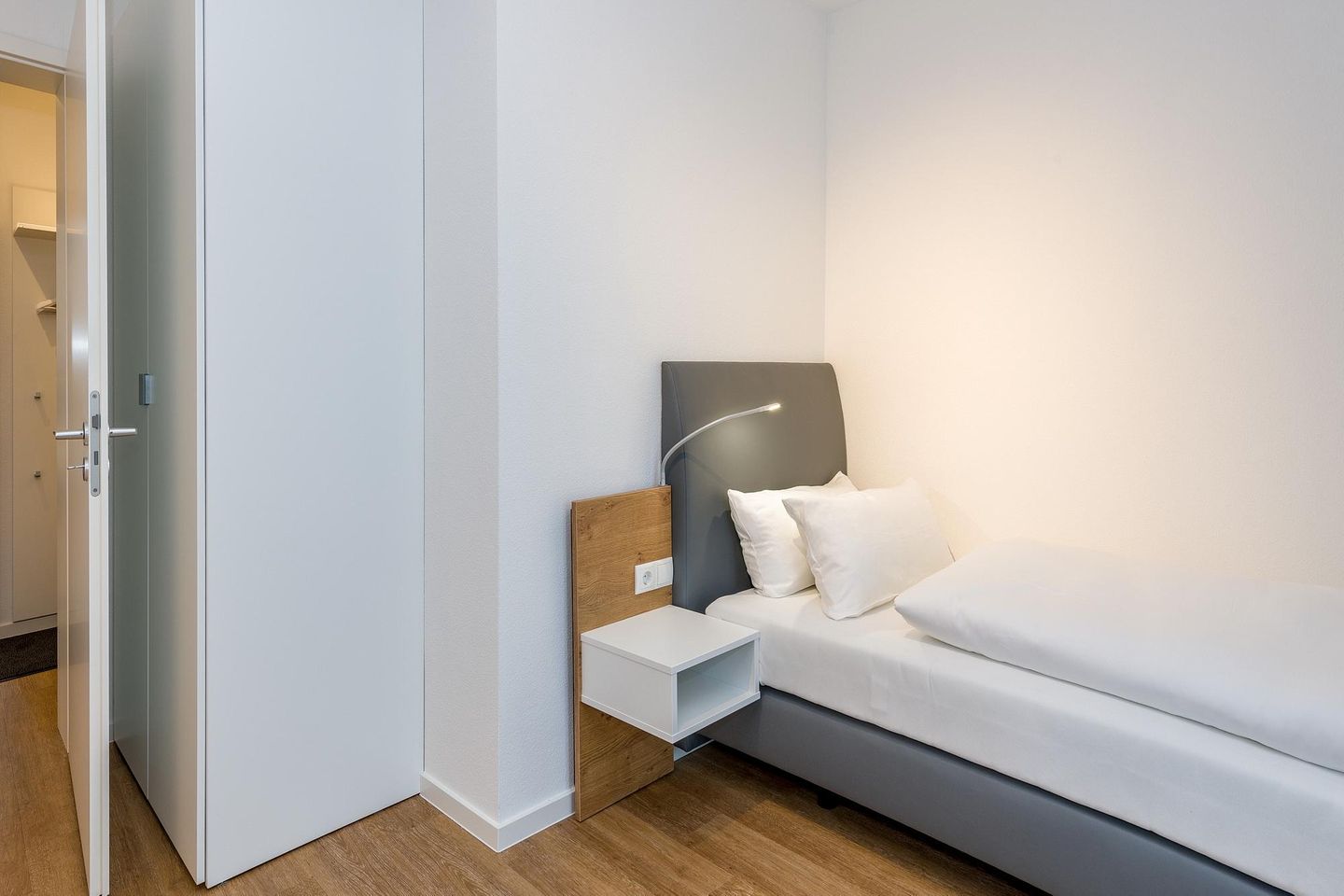 Deichhäuser Anna Küste Deichhäuser Anna Küste 6-14 Bensersiel - Schlafzimmer mit zwei Einzelbetten und Kleiderschrank