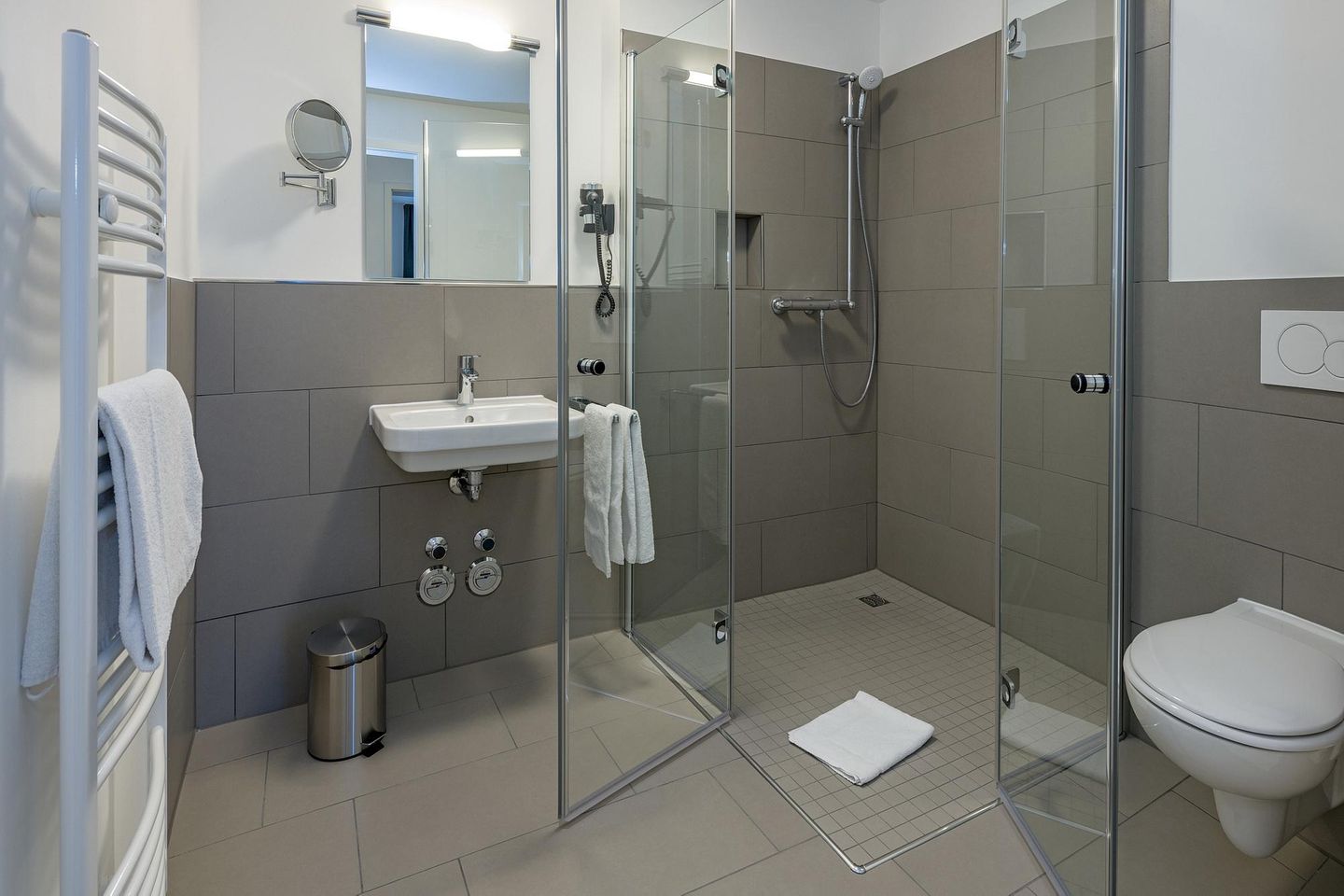 Deichhäuser Anna Küste Deichhäuser Anna Küste 6-14 Bensersiel - Badezimmer mit Dusche, Waschtisch, WC und Spiegel