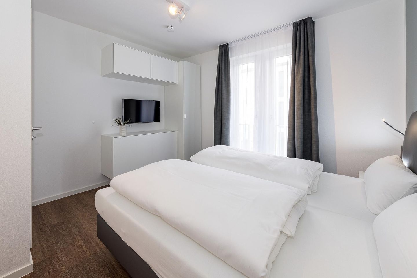 Deichhäuser Anna Küste Deichhäuser Anna Küste 6-20 Bensersiel - Schlafzimmer mit Doppelbett und Kleiderschrank