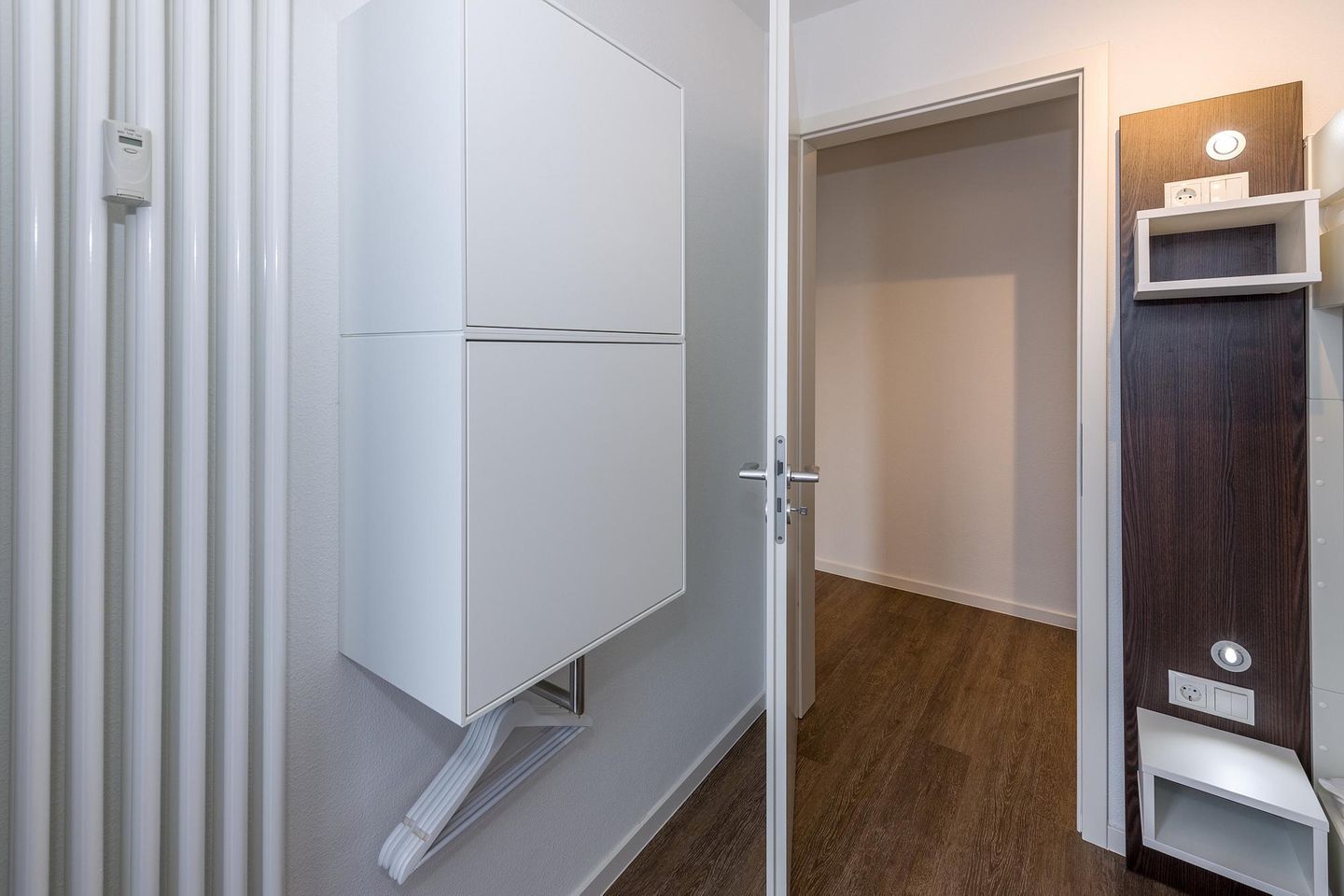 Deichhäuser Anna Küste Deichhäuser Anna Küste 6-20 Bensersiel - Schlafzimmer mit Kleiderschrank