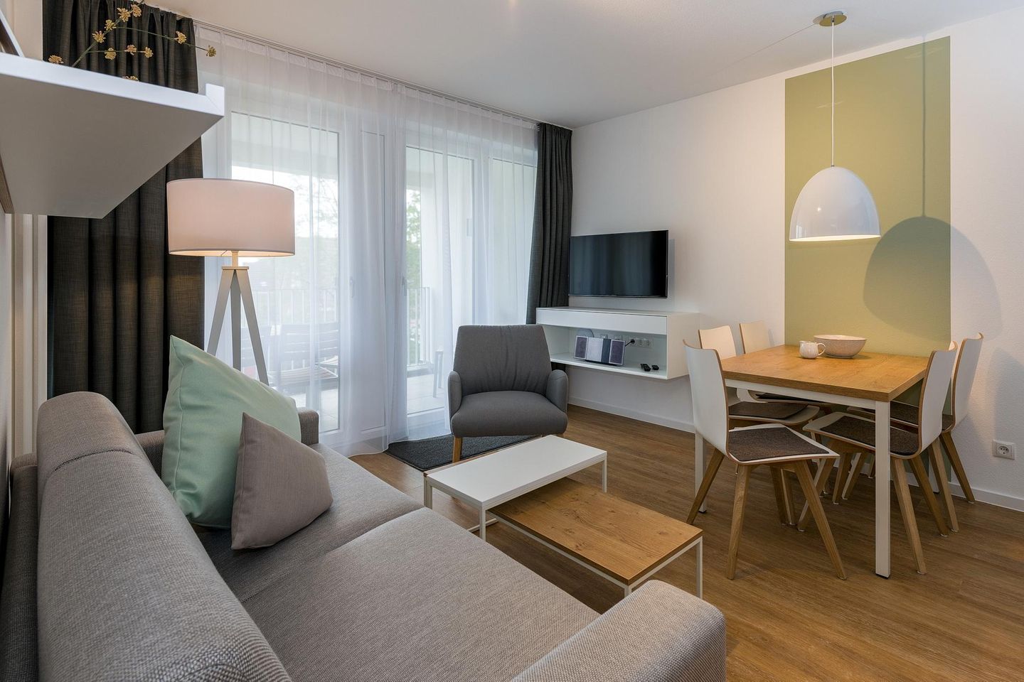 Deichhäuser Anna Küste Deichhäuser Anna Küste 6-21 Bensersiel - Wohn-Essbereich mit Couch, Esstisch und Sitzgelegenheit