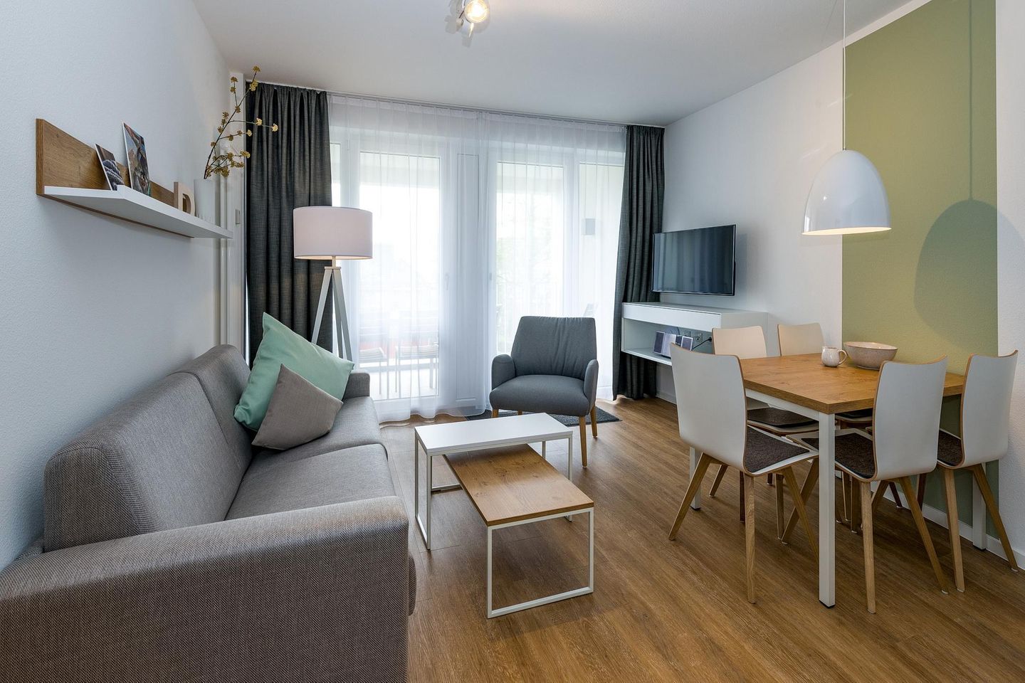 Deichhäuser Anna Küste Deichhäuser Anna Küste 6-21 Bensersiel - Wohn-Essbereich mit Couch, Esstisch und Sitzgelegenheit