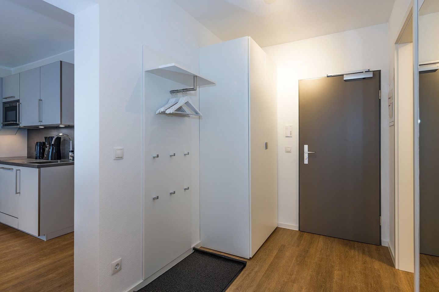 Deichhäuser Anna Küste Deichhäuser Anna Küste 6-21 Bensersiel - Flur mit Garderobe