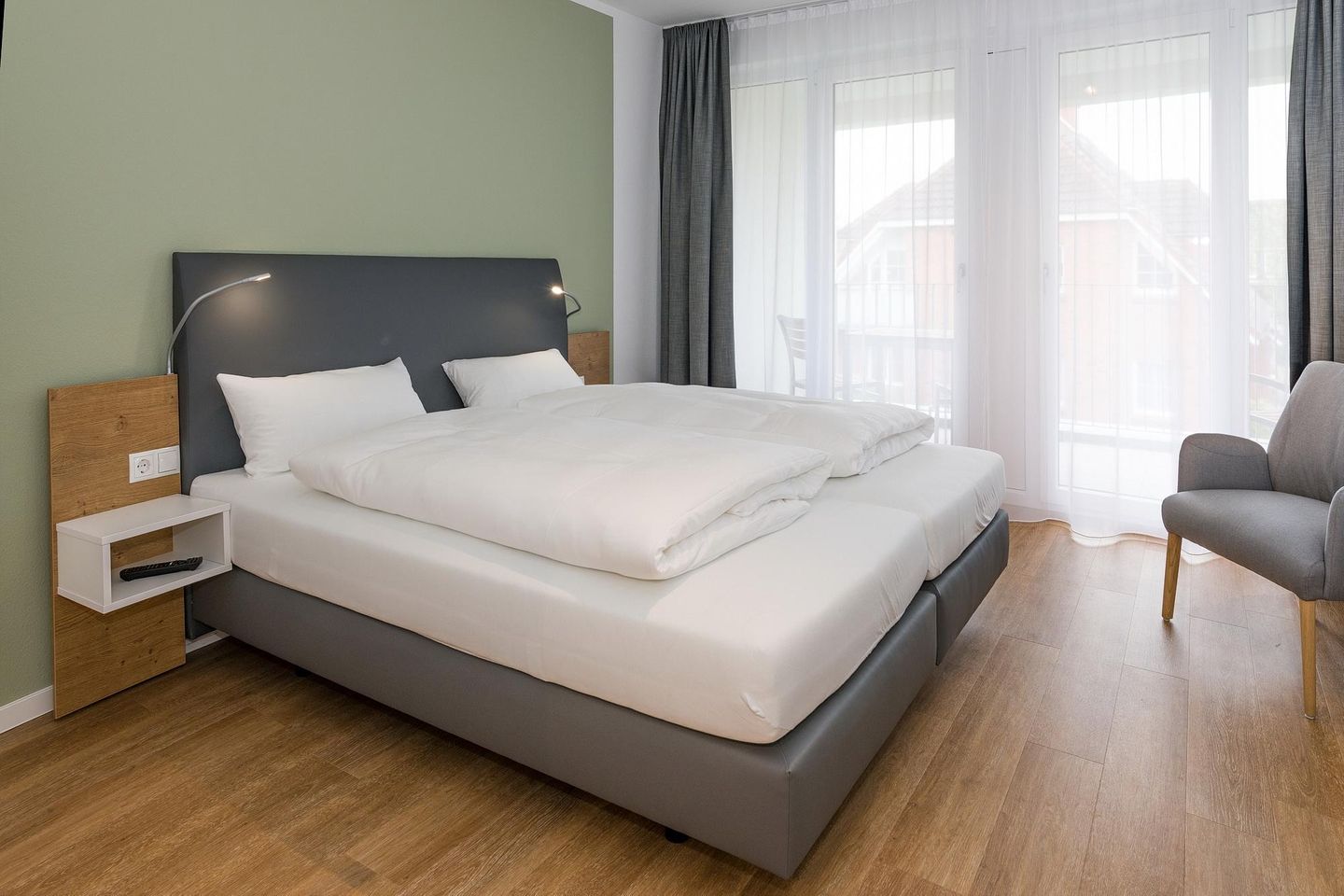 Deichhäuser Anna Küste Deichhäuser Anna Küste 6-21 Bensersiel - Schlafzimmer mit Doppelbett und Zugang zum Balkon