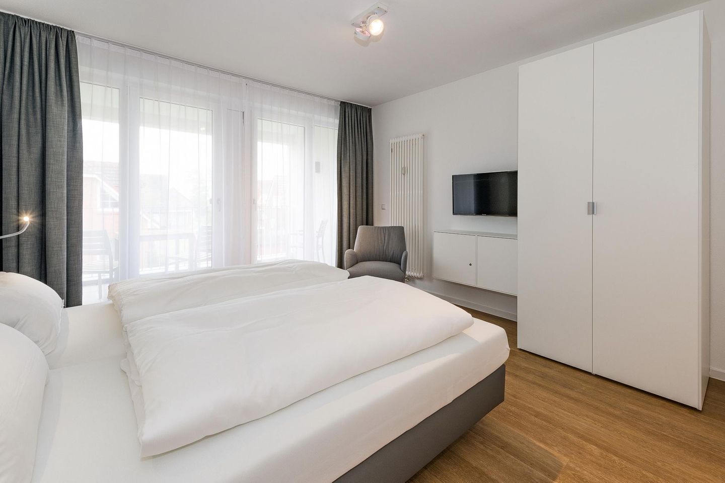 Deichhäuser Anna Küste Deichhäuser Anna Küste 6-21 Bensersiel - Schlafzimmer mit Doppelbett, Kleiderschrank und Flatscreen TV