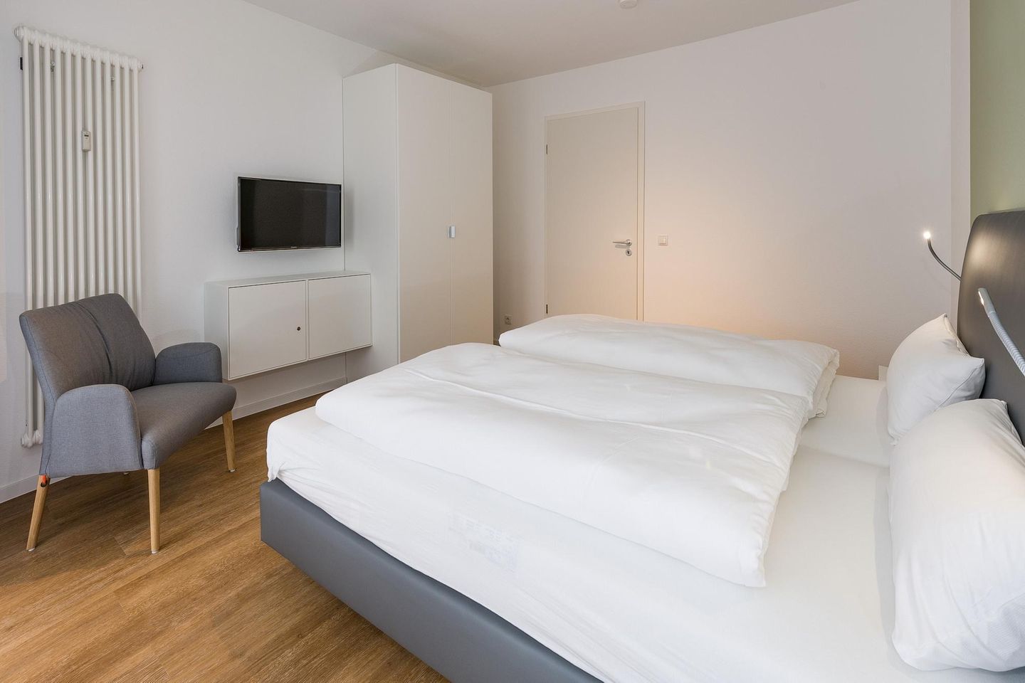 Deichhäuser Anna Küste Deichhäuser Anna Küste 6-21 Bensersiel - Schlafzimmer mit Doppelbett, Kleiderschrank und Flatscreen TV