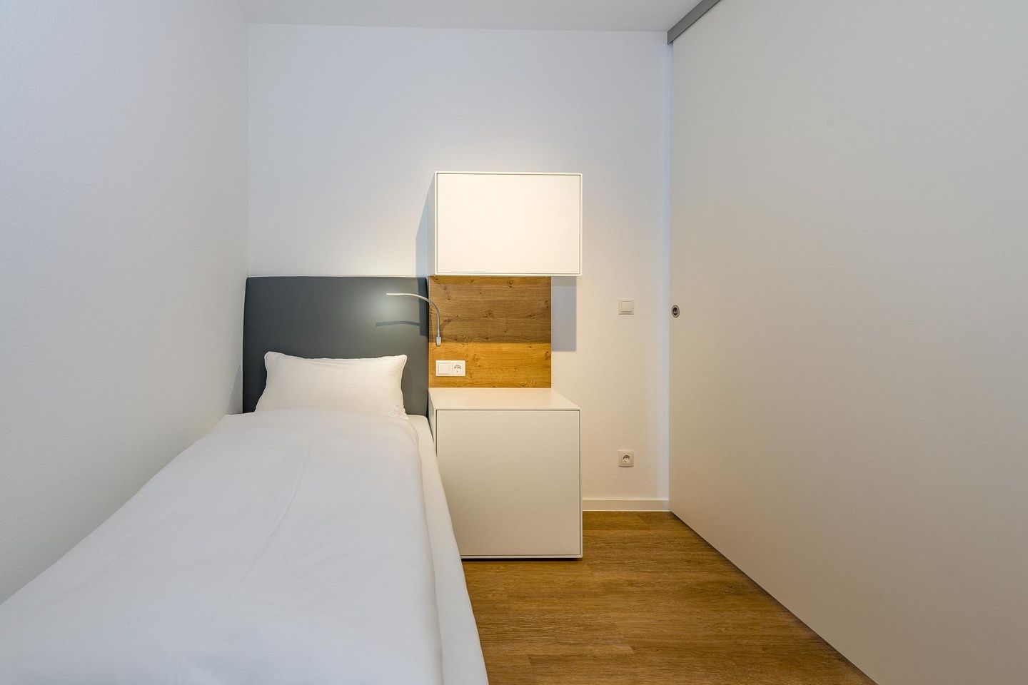 Deichhäuser Anna Küste Deichhäuser Anna Küste 6-21 Bensersiel - Schlafzimmer mit zwei Einzelbetten und Kleiderschrank