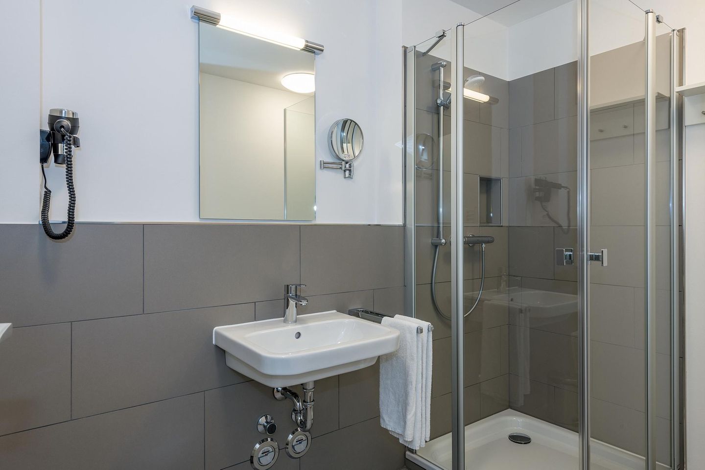 Deichhäuser Anna Küste Deichhäuser Anna Küste 6-21 Bensersiel - Badezimmer mit Dusche, Waschbecken und Spiegel