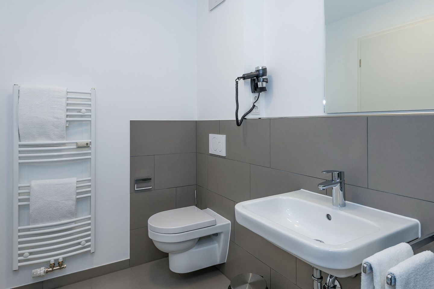 Deichhäuser Anna Küste Deichhäuser Anna Küste 6-21 Bensersiel - Badezimmer mit Dusche, Waschbecken, WC und Spiegel