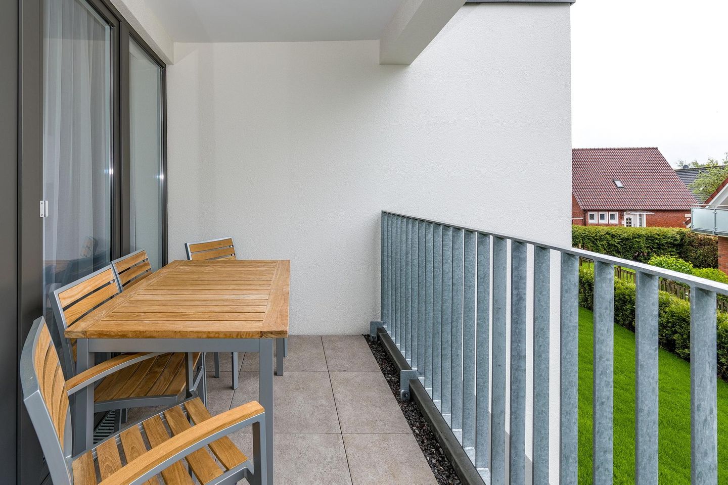 Deichhäuser Anna Küste Deichhäuser Anna Küste 6-21 Bensersiel - Überdachter Balkon mit Sitzgelegenheit