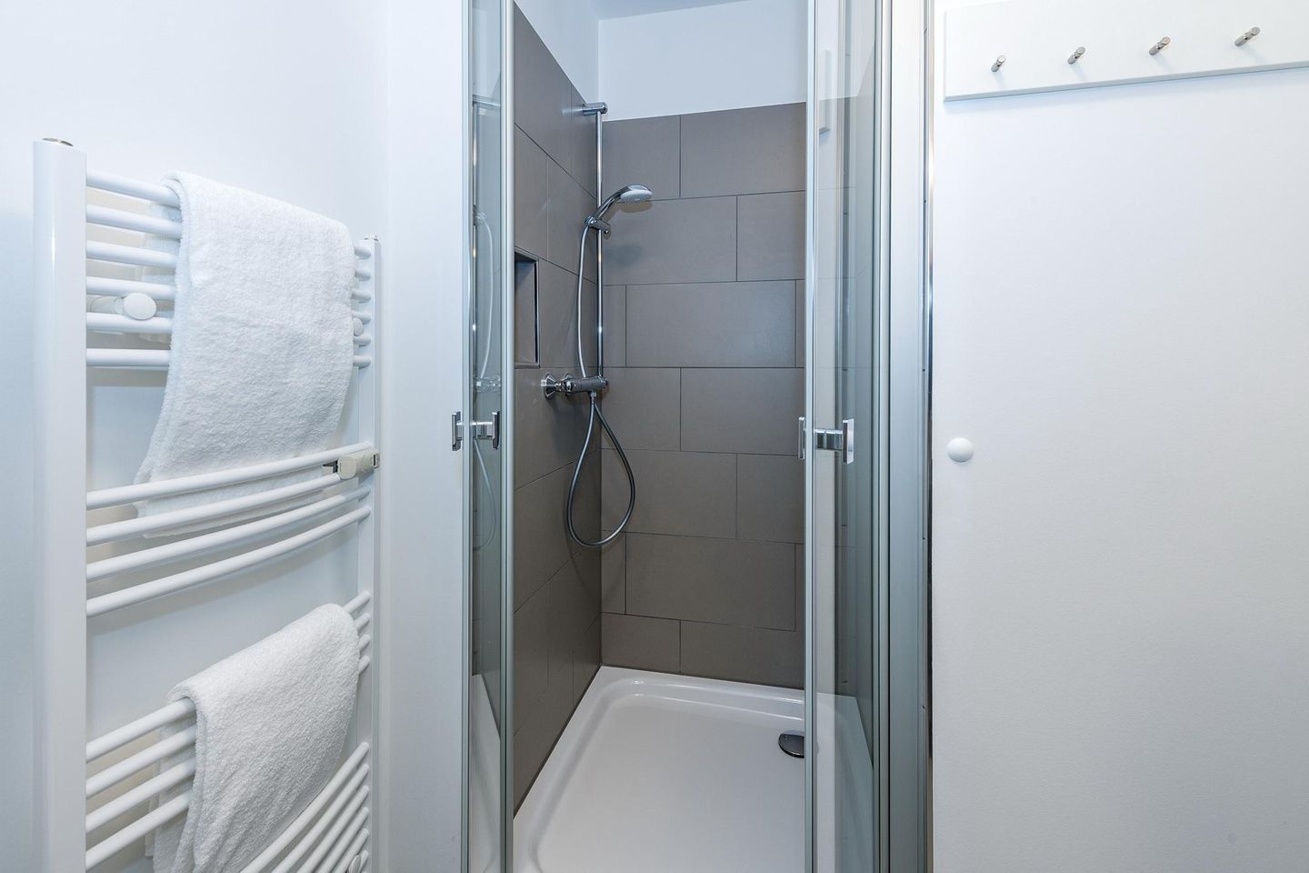 Deichhäuser Anna Küste Deichhäuser Anna Küste 6-22 Bensersiel - Badezimmer mit Dusche